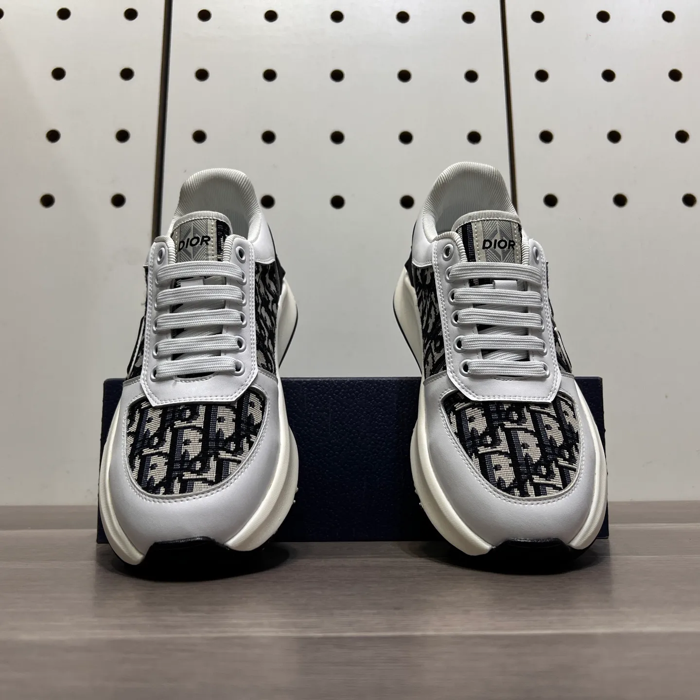 Factory price: 438💰Dior original quality.~ Unique modern style sneakers. 🏃A must-have casual shoe for trendy men😍😍 Imported cowhide fabric, sheepskin foot pads (refuse to discolor and grind feet) soles: Original soles specially provided by the original factory, French lazy style design ⚠️Fit to the feet, original quality, super comfortable original soles. Just like shooting the real thing 🎬The real thing is better, high-quality sneakers, size: 38-44 (45 and 46 can be customized)